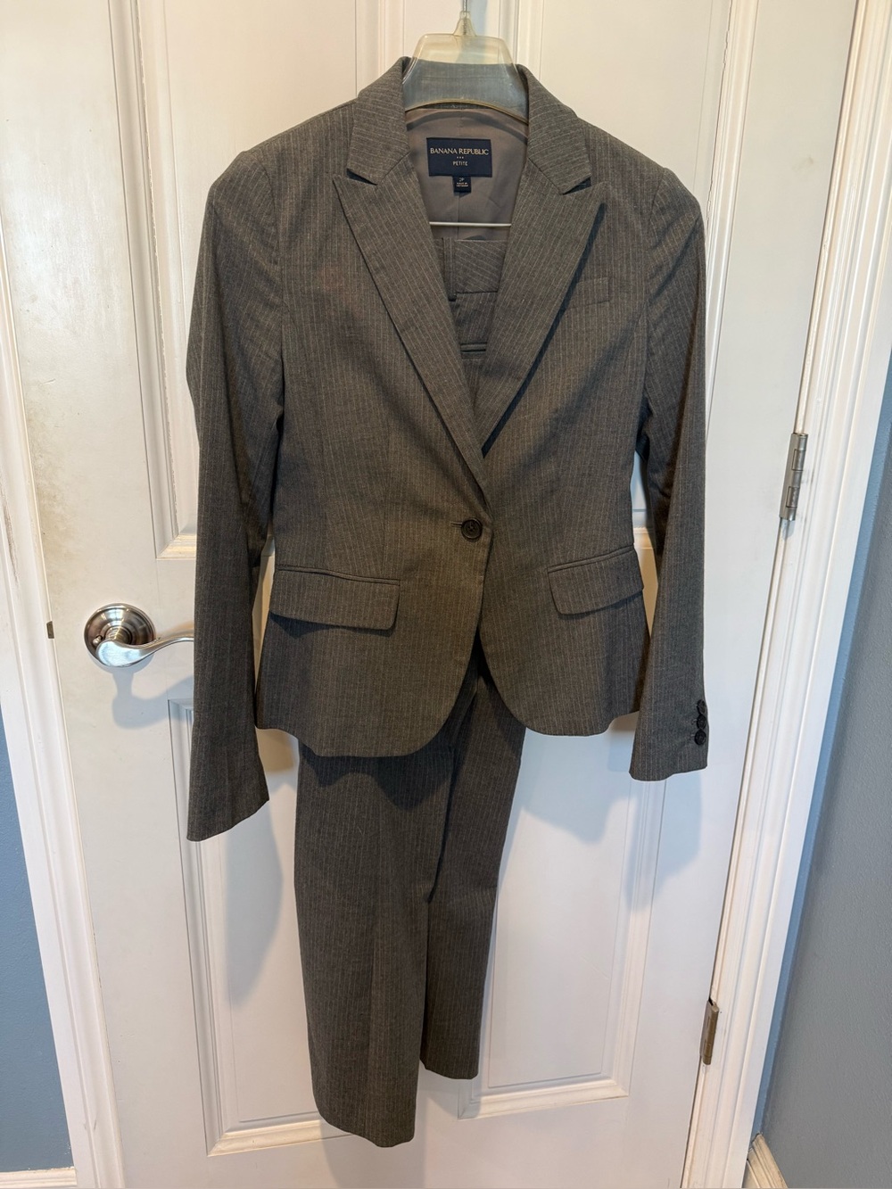 Women’s Banana Republic Women's Gray Pinstripe Suit Jacket & Pants (sz 2P)